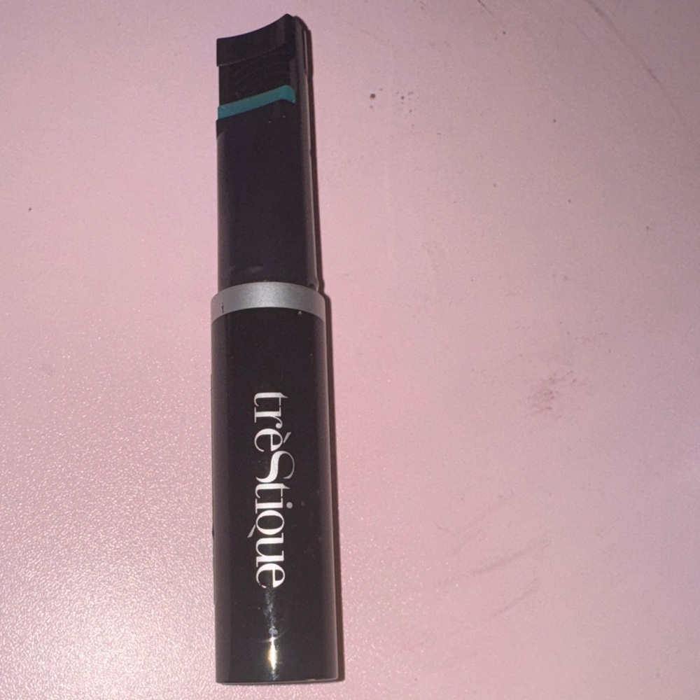 treStiQue Mascara in Black with Teal Accent with half-curler